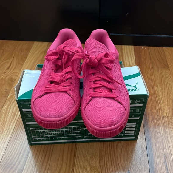 Like new women's pink pumas size 6 - Picture 3 of 3